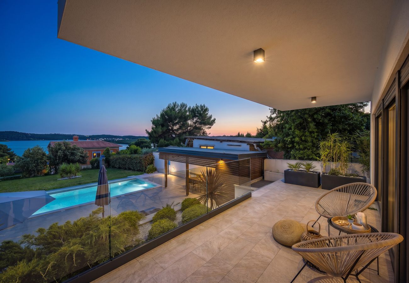 Villa in Pomer - Villa Pergosa near Medulin for 8 persons with 38 m2 pool, sea view - only 200 meters from beach