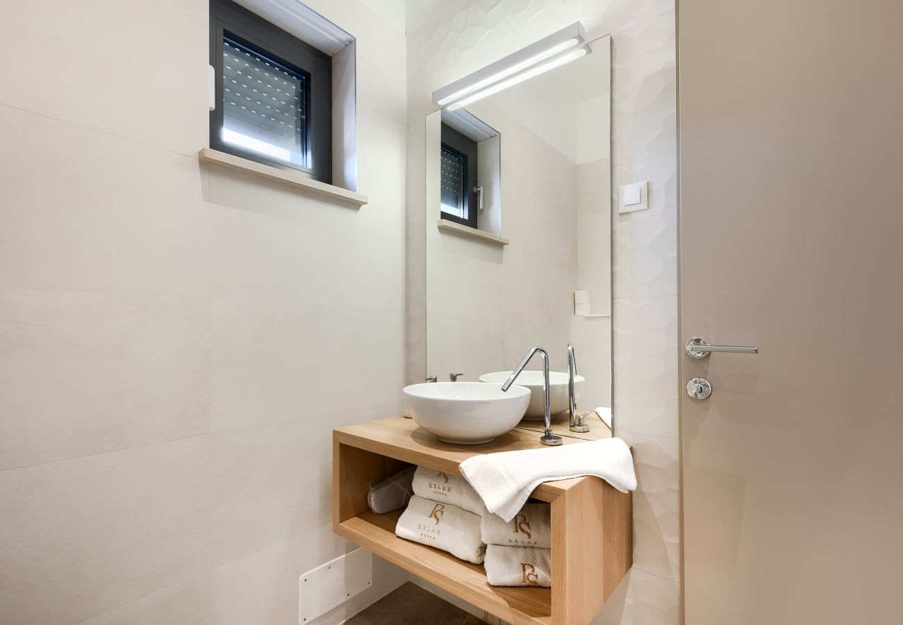 Villa in Vintijan - Luxury Villa PS Deluxe in Pula for 8 persons with 60 m2 heated pool, wellness & sea view