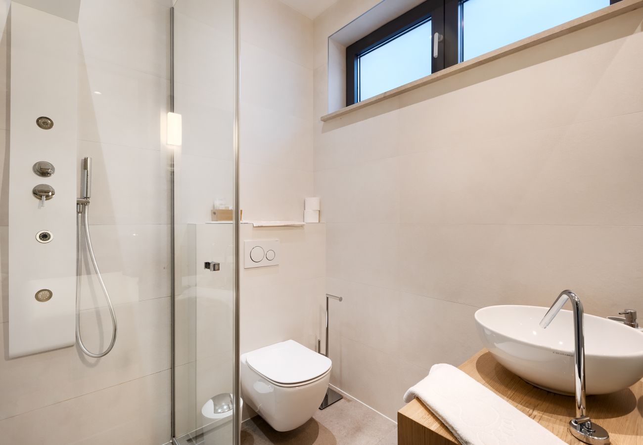 Villa in Vintijan - Luxury Villa PS Deluxe in Pula for 8 persons with 60 m2 heated pool, wellness & sea view