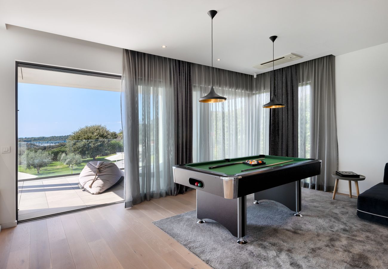 Villa in Vintijan - Luxury Villa PS Deluxe in Pula for 8 persons with 60 m2 heated pool, wellness & sea view