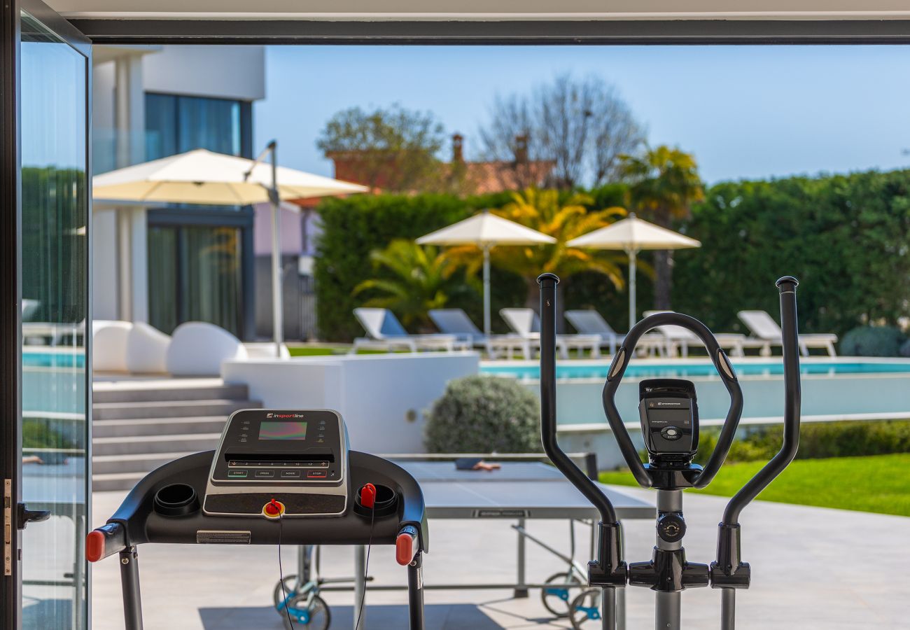 Villa in Vintijan - Luxury Villa PS Deluxe in Pula for 8 persons with 60 m2 heated pool, wellness & sea view