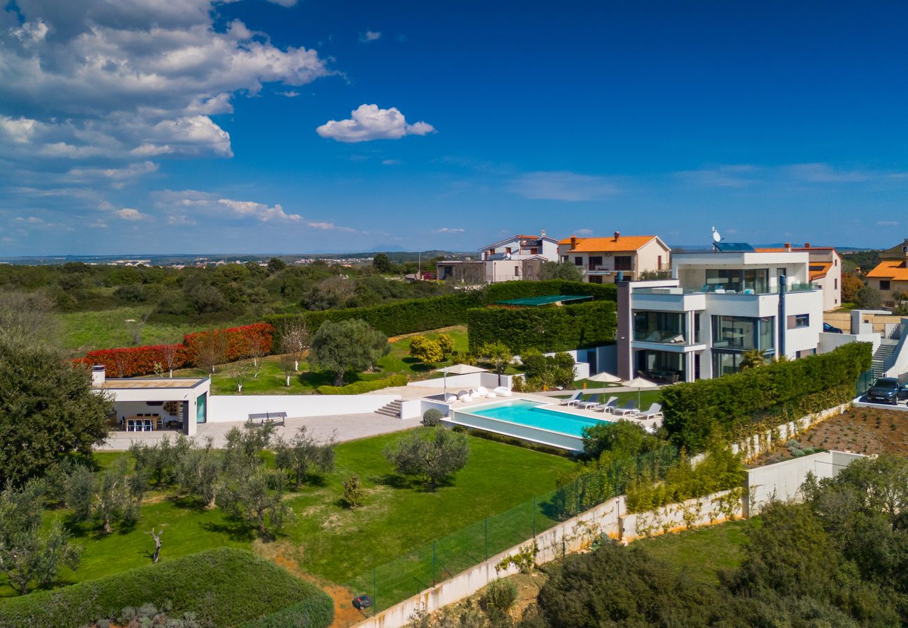 Villa in Vintijan - Luxury Villa PS Deluxe in Pula for 8 persons with 60 m2 heated pool, wellness & sea view