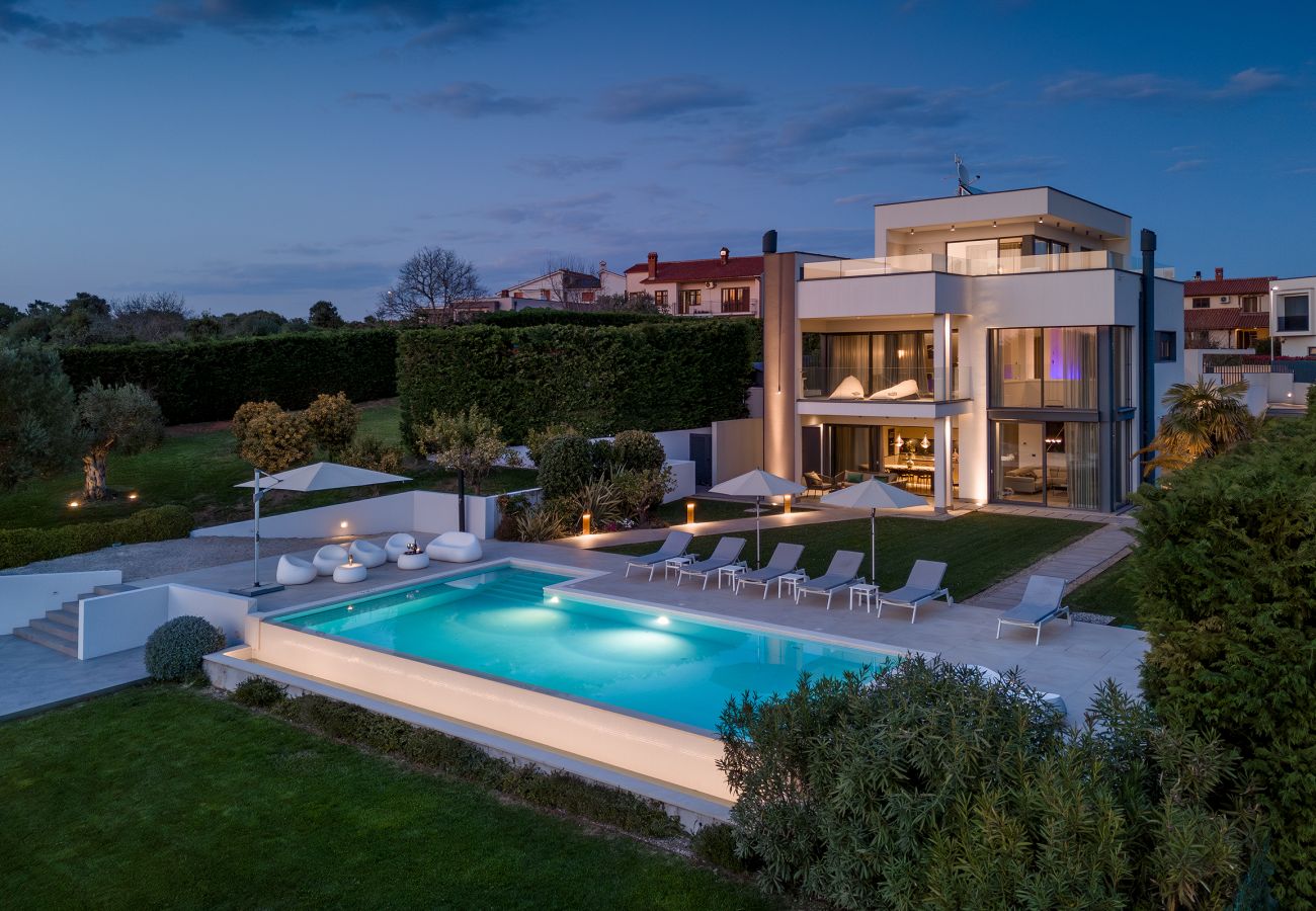 Villa in Vintijan - Luxury Villa PS Deluxe in Pula for 8 persons with 60 m2 heated pool, wellness & sea view