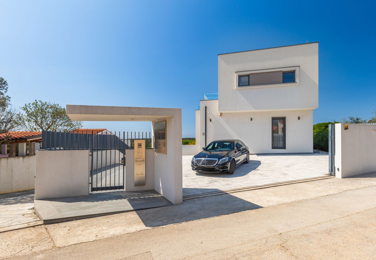 Villa in Vintijan - Luxury Villa PS Deluxe in Pula for 8 persons with 60 m2 heated pool, wellness & sea view