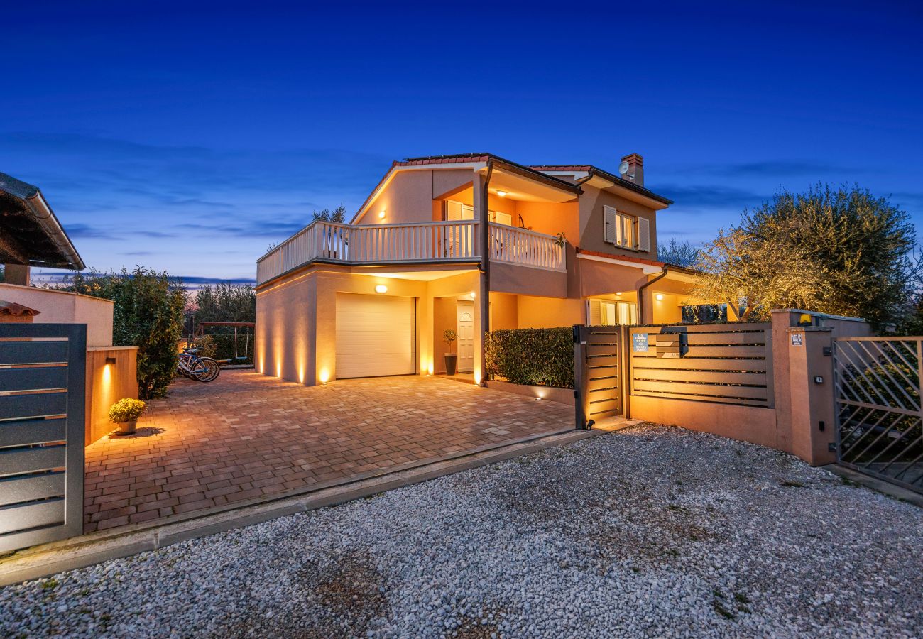 Villa in Pula - Villa Vesna for 6 persons near Pula with 32 m2 private pool, kids playground & free bikes