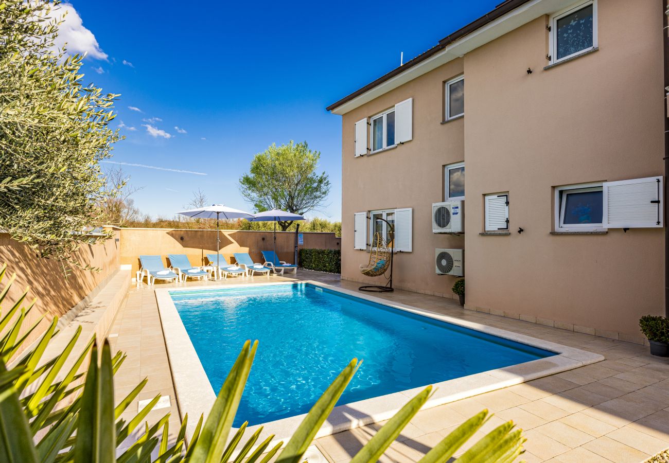 Villa in Pula - Villa Vesna for 6 persons near Pula with 32 m2 private pool, kids playground & free bikes