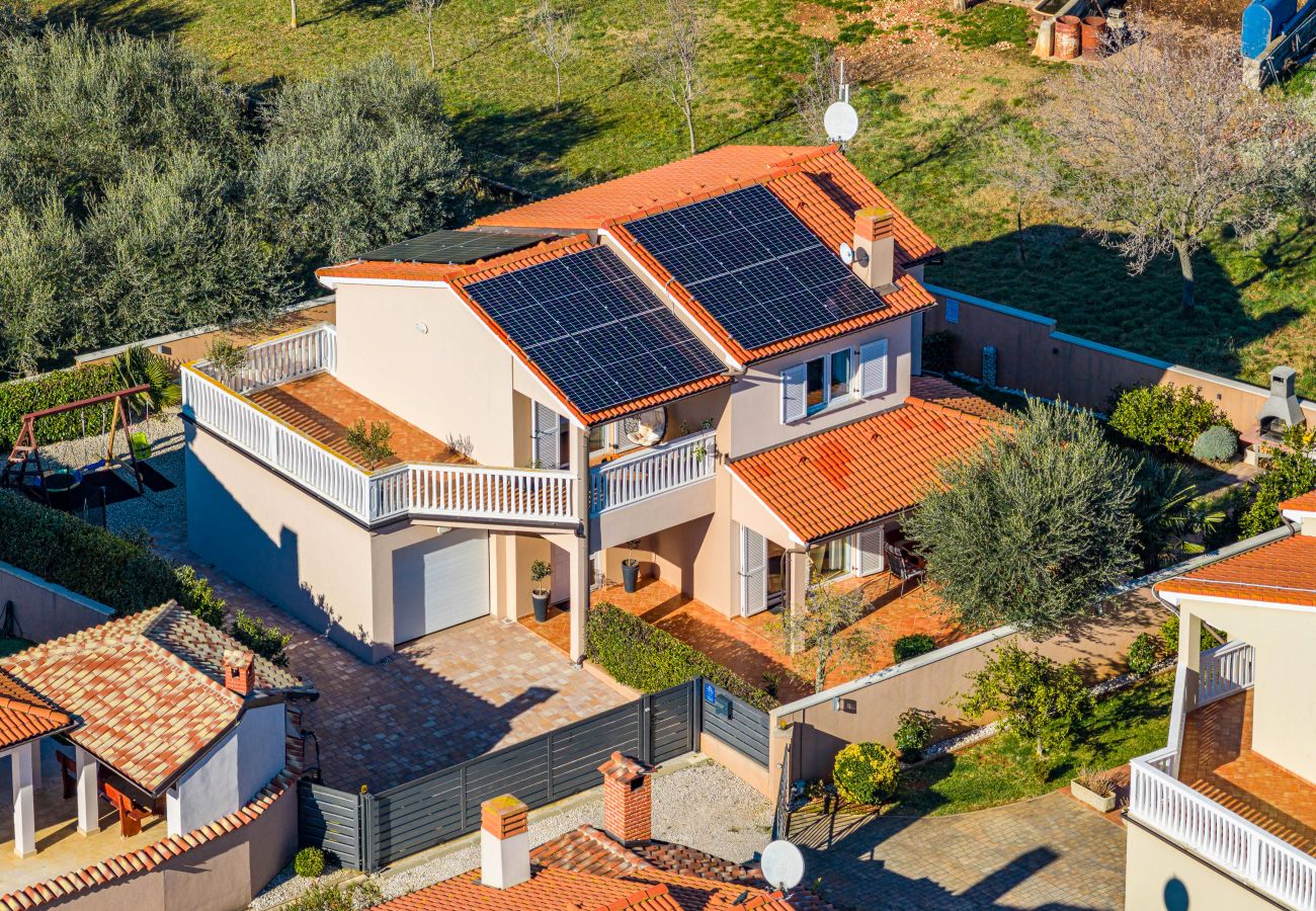 Villa in Pula - Villa Vesna for 6 persons near Pula with 32 m2 private pool, kids playground & free bikes