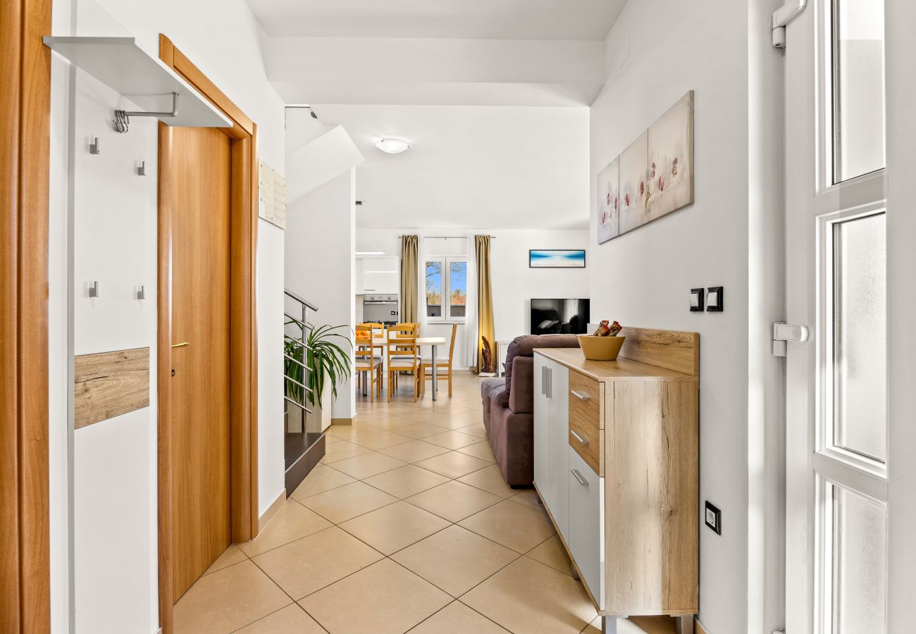 Villa in Pula - Villa Vesna for 6 persons near Pula with 32 m2 private pool, kids playground & free bikes