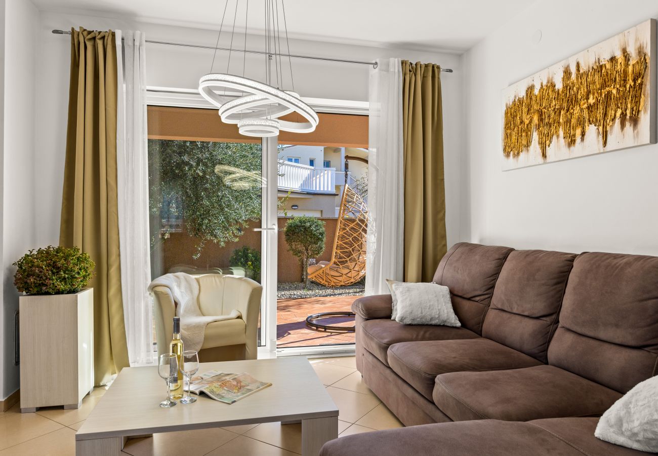 Villa in Pula - Villa Vesna for 6 persons near Pula with 32 m2 private pool, kids playground & free bikes