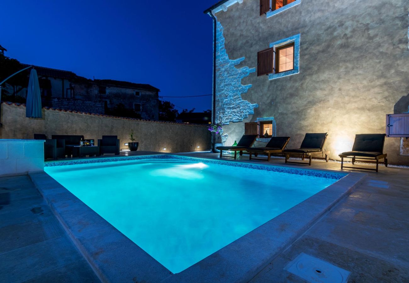 Villa in Žagrici - Villa Sagri for 7 persons in Central Istria with 24 m2 heated pool & jacuzzi - pet friendly