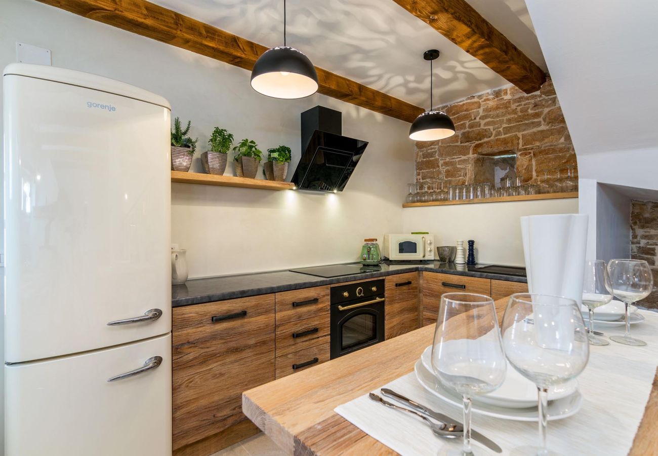 Villa in Žagrici - Villa Sagri for 7 persons in Central Istria with 24 m2 heated pool & jacuzzi - pet friendly