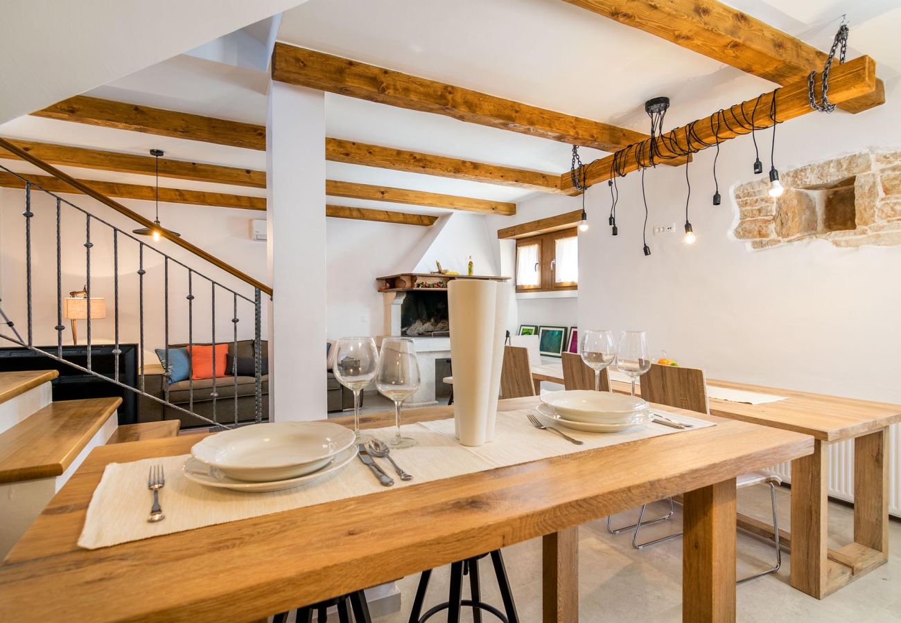 Villa in Žagrici - Villa Sagri for 7 persons in Central Istria with 24 m2 heated pool & jacuzzi - pet friendly