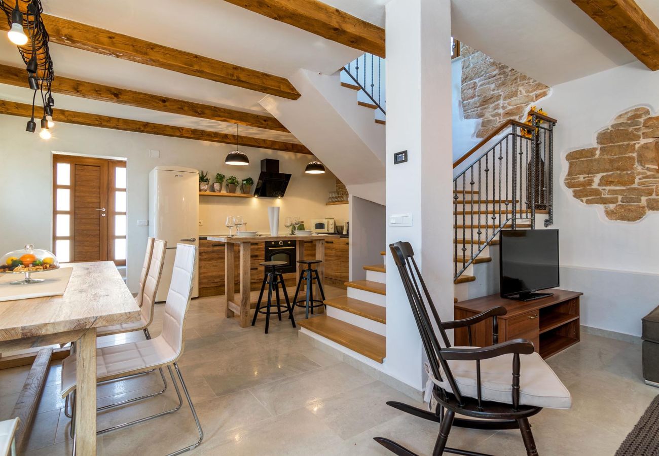 Villa in Žagrici - Villa Sagri for 7 persons in Central Istria with 24 m2 heated pool & jacuzzi - pet friendly