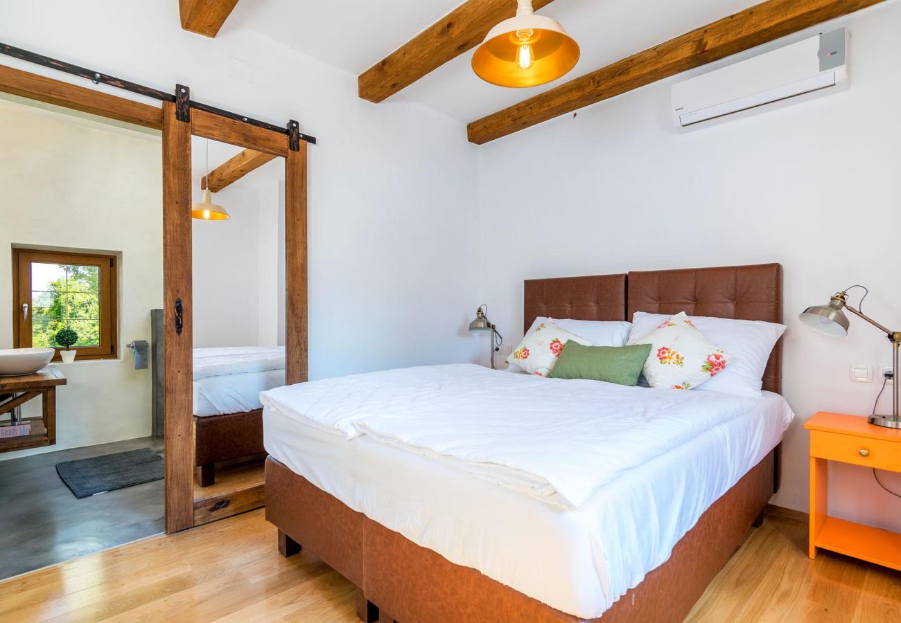 Villa in Žagrici - Villa Sagri for 7 persons in Central Istria with 24 m2 heated pool & jacuzzi - pet friendly