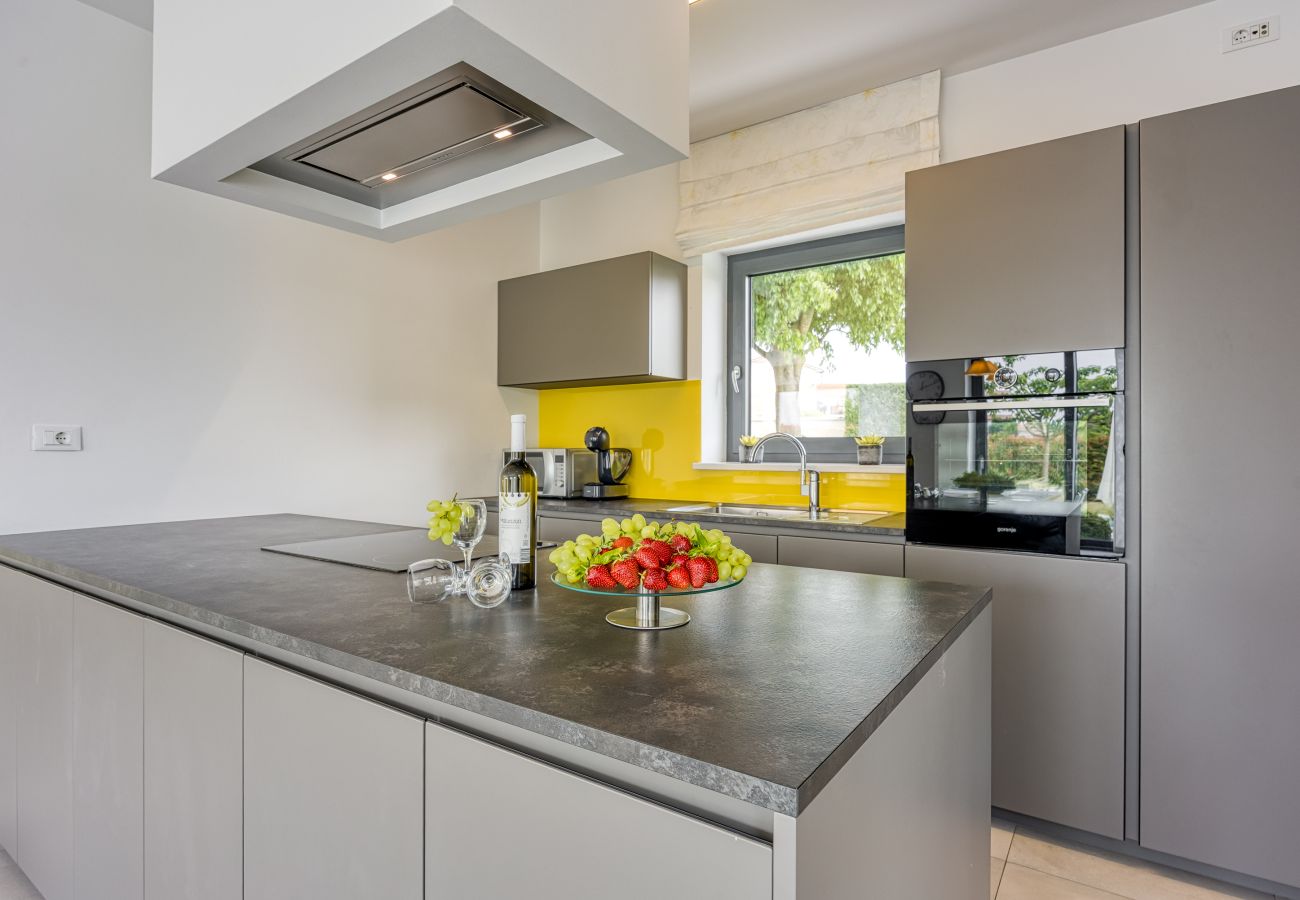 Villa in Kringa - Villa Nada for 8 persons in Central Istria with 55 m2 pool, wellness & free bikes