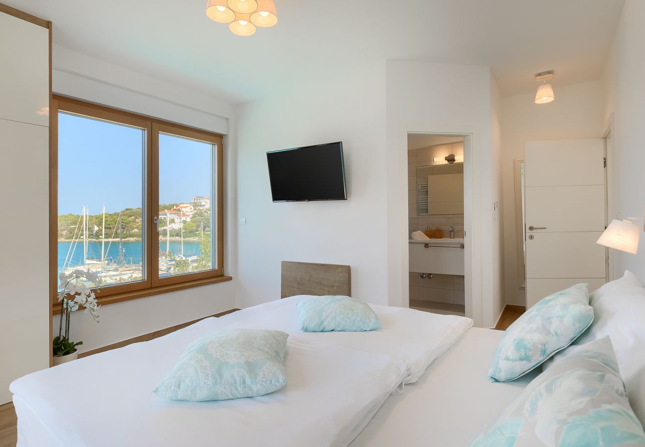 Villa in Pješčana uvala - Villa Sail near Medulin for 10 persons with 50 m2 heated pool, sea view & beachfront