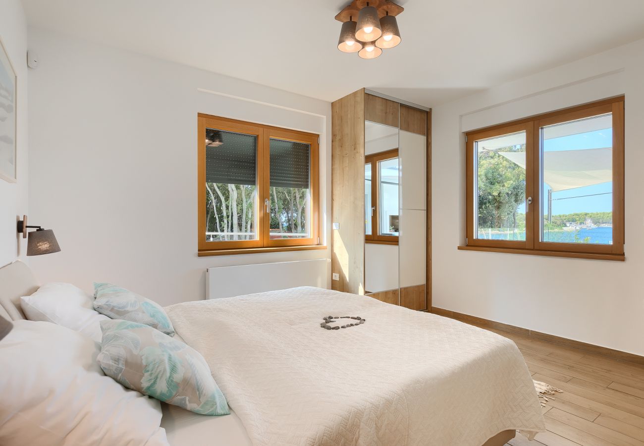 Villa in Pješčana uvala - Villa Sail near Medulin for 10 persons with 50 m2 heated pool, sea view & beachfront