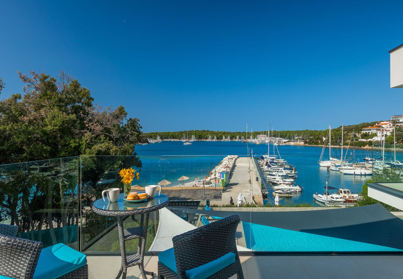 Villa in Pješčana uvala - Villa Sail near Medulin for 10 persons with 50 m2 heated pool, sea view & beachfront