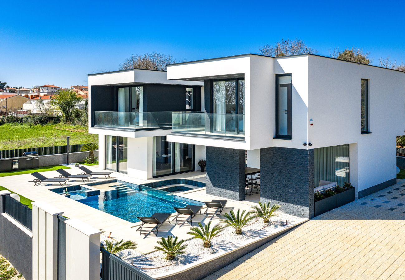 Villa in Ližnjan - Villa Asper near Medulin for 8 persons with 40 m2 private pool, sea view and only 1 km from beach - pet friendly