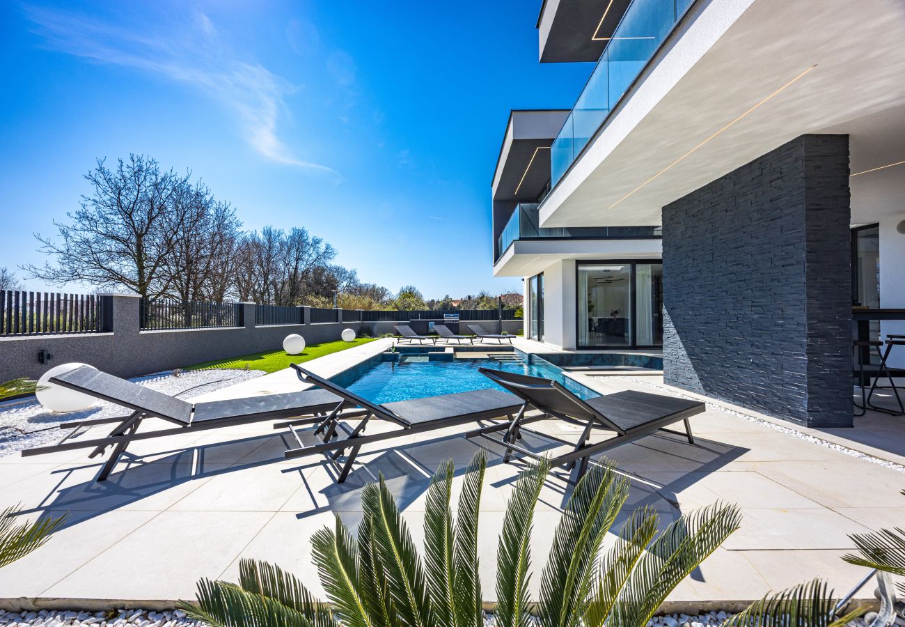 Villa in Ližnjan - Villa Asper near Medulin for 8 persons with 40 m2 private pool, sea view and only 1 km from beach - pet friendly