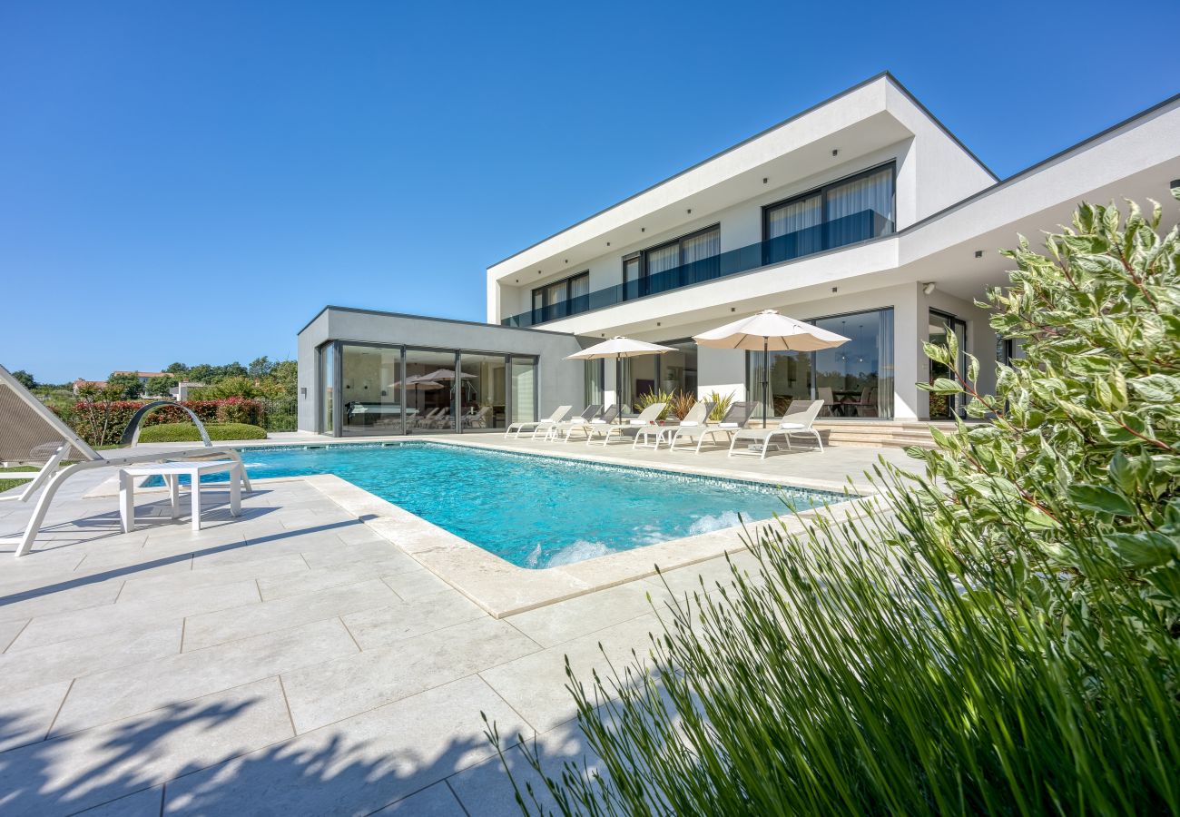 Villa in Kringa - Villa Blanka in Central Istria for 8 persons with 50 m2 private pool, jacuzzi and free bikes