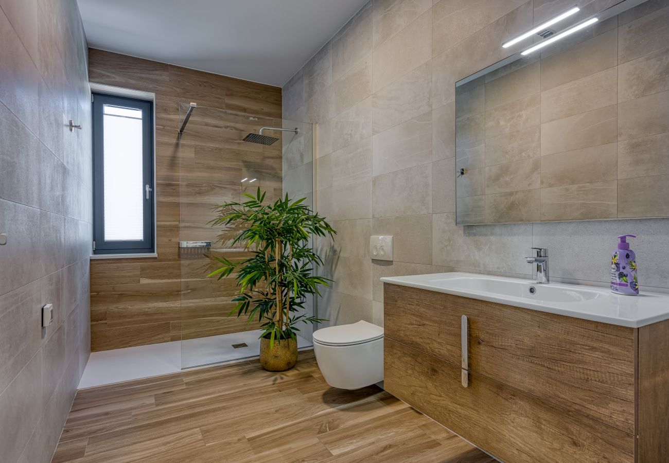 Villa in Kringa - Villa Blanka in Central Istria for 8 persons with 50 m2 private pool, jacuzzi and free bikes