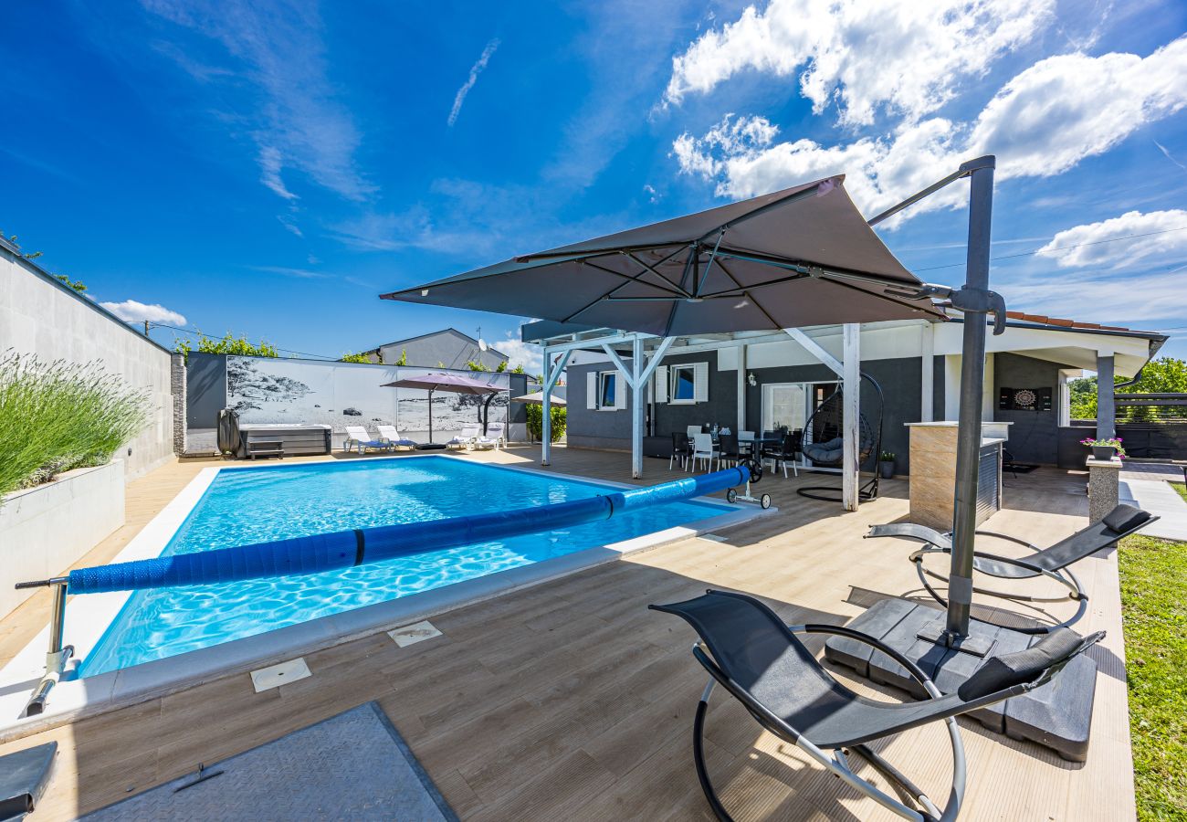 Villa in Matohanci - Villa Beauty near Rovinj for 7 people with 55 m2 private heated pool, wellness & kids playground