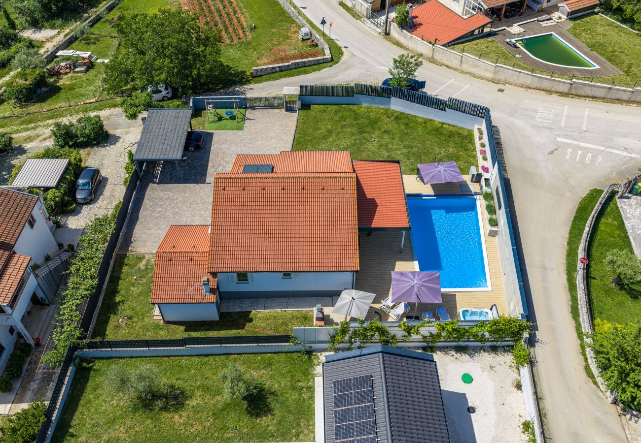 Villa in Matohanci - Villa Beauty near Rovinj for 7 people with 55 m2 private heated pool, wellness & kids playground