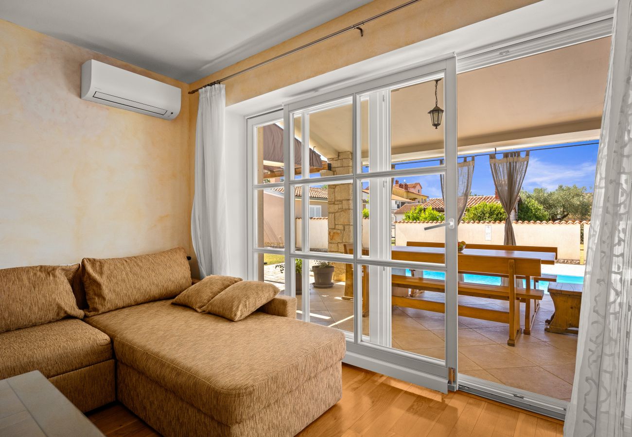 Villa in Gajana - Villa Oliva near Pula for 9 persons with private pool, sea view & beautiful outside area - 3 km from beach