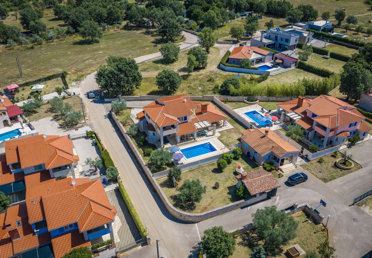 Villa in Gajana - Villa Oliva near Pula for 9 persons with private pool, sea view & beautiful outside area - 3 km from beach
