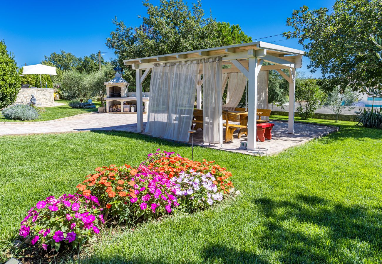 Villa in Vodnjan - Majmajola Garden Villa for 14 persons near Pula with kids playground, sauna & large garden