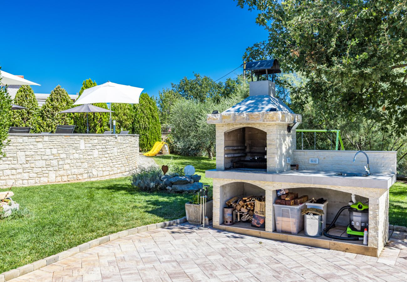 Villa in Vodnjan - Majmajola Garden Villa for 14 persons near Pula with kids playground, sauna & large garden
