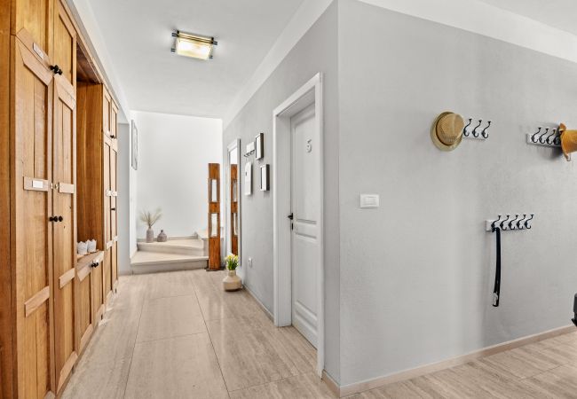 Villa a Sveti Kirin - Villa Cirka in Central Istria for 12+2 persons with a 36 m2 heated pool, gaming & activities for kids and adults Villa a Sveti Kirin - Villa Cirka in Central Istria for 12+2 persons with a 36 m2 heated pool, gaming & activities for kids and adults