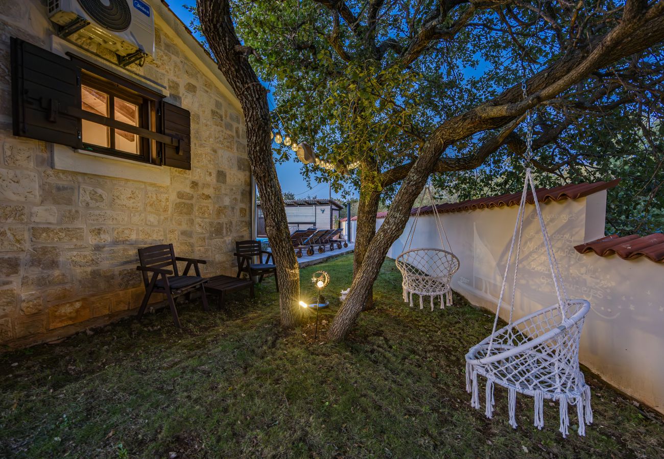 Villa a Sveti Kirin - Villa Cirka in Central Istria for 12+2 persons with a 36 m2 heated pool, gaming & activities for kids and adults