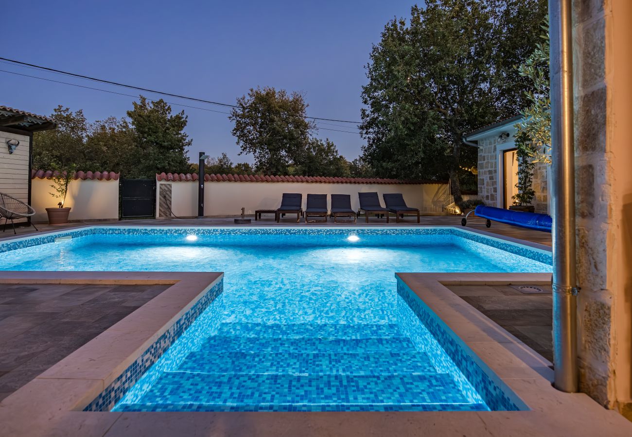 Villa a Sveti Kirin - Villa Cirka in Central Istria for 12+2 persons with a 36 m2 heated pool, gaming & activities for kids and adults