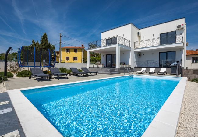 Villa a Vodnjan - Villa Angie in Central Istria for 10 persons with private heated pool & kids playground  Villa a Vodnjan - Villa Angie in Central Istria for 10 persons with private heated pool & kids playground