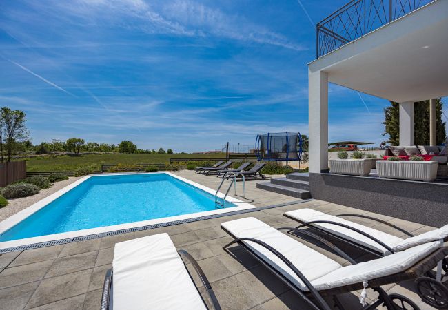 Villa a Vodnjan - Villa Angie in Central Istria for 10 persons with private heated pool & kids playground  Villa a Vodnjan - Villa Angie in Central Istria for 10 persons with private heated pool & kids playground