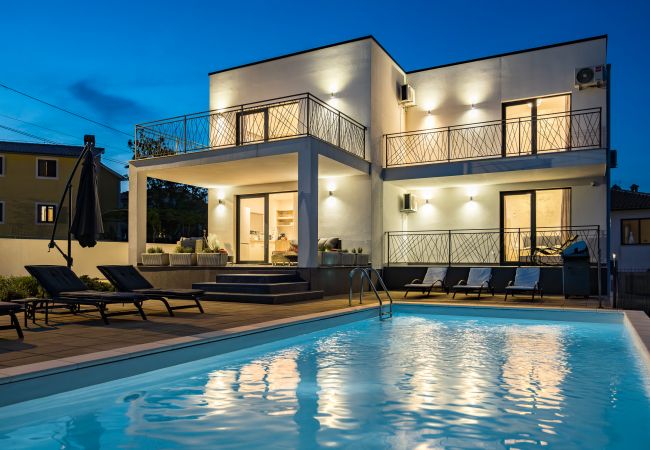Villa a Vodnjan - Villa Angie in Central Istria for 10 persons with private heated pool & kids playground  Villa a Vodnjan - Villa Angie in Central Istria for 10 persons with private heated pool & kids playground