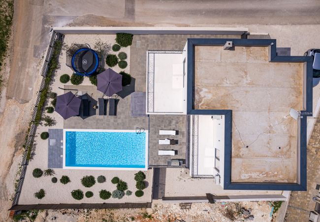 Villa a Vodnjan - Villa Angie in Central Istria for 10 persons with private heated pool & kids playground  Villa a Vodnjan - Villa Angie in Central Istria for 10 persons with private heated pool & kids playground