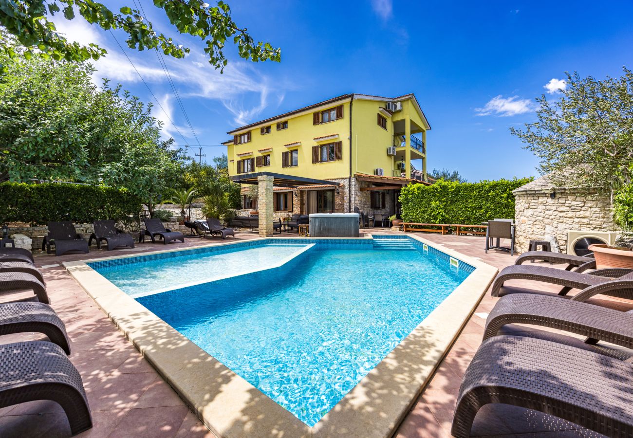 Villa a Višnjan - Villa Bucks near Poreč for 20 persons with Sea View, Whirlpool, Sauna & Fitness