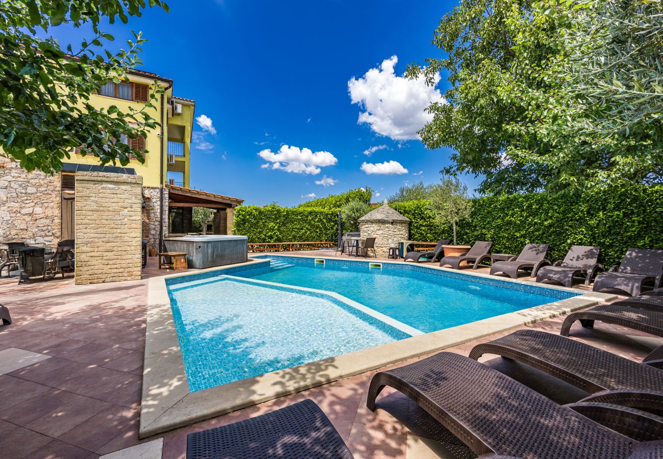 Villa a Višnjan - Villa Bucks near Poreč for 20 persons with Sea View, Whirlpool, Sauna & Fitness
