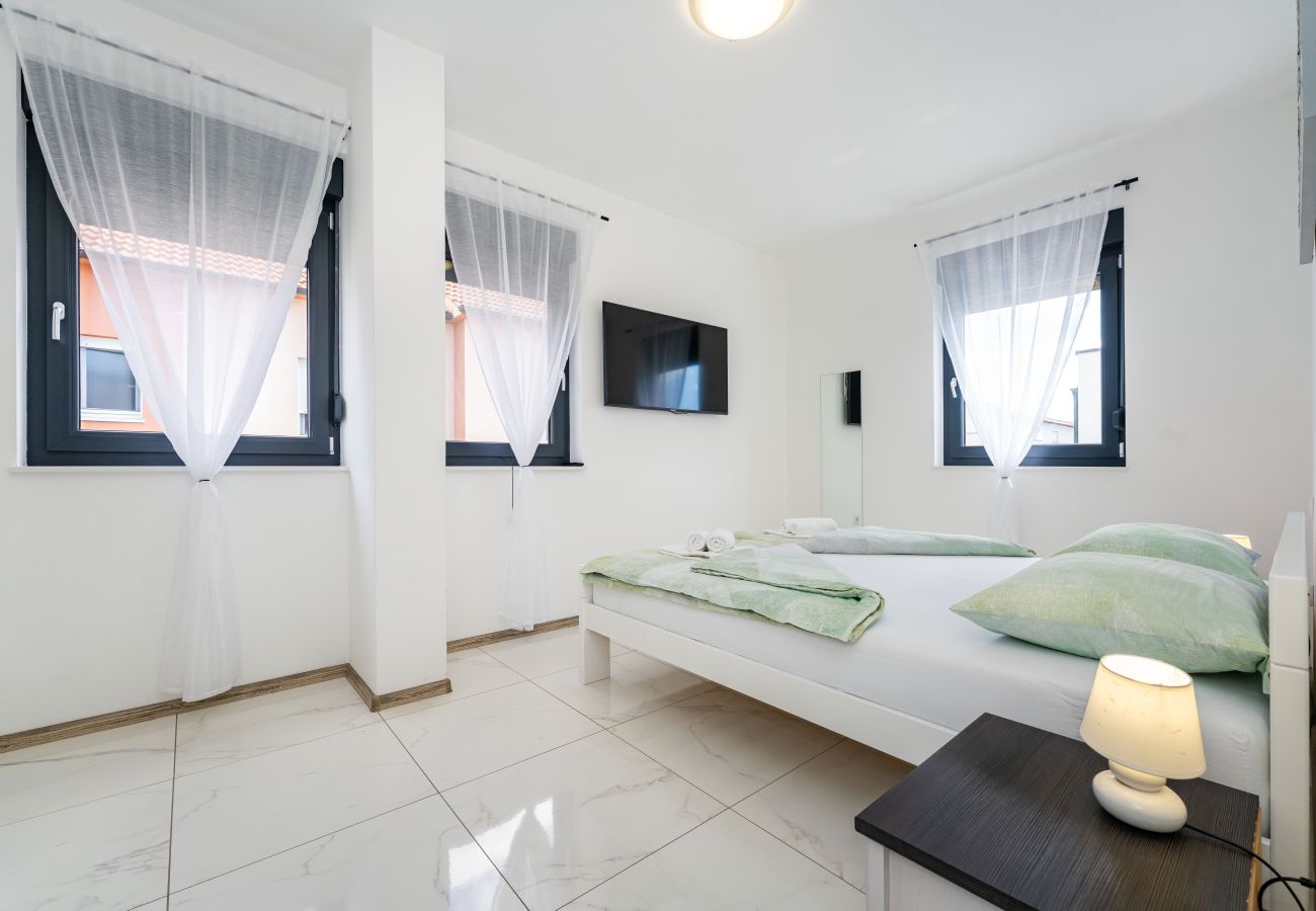 Villa a Vodice - Villa Essenza Rossa in Vodice only 650 meters from the beach