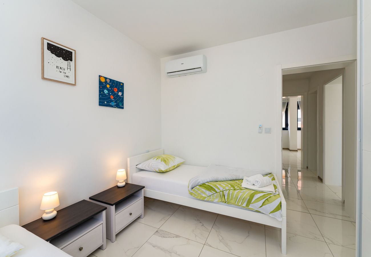 Villa a Vodice - Villa Essenza Rossa in Vodice only 650 meters from the beach