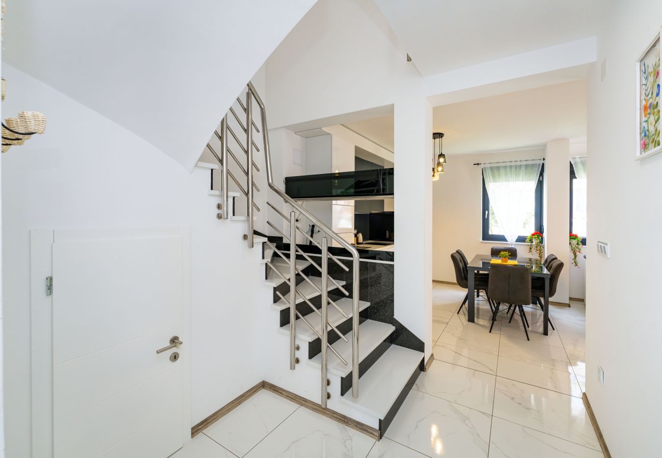 Villa a Vodice - Villa Essenza Rossa in Vodice only 650 meters from the beach