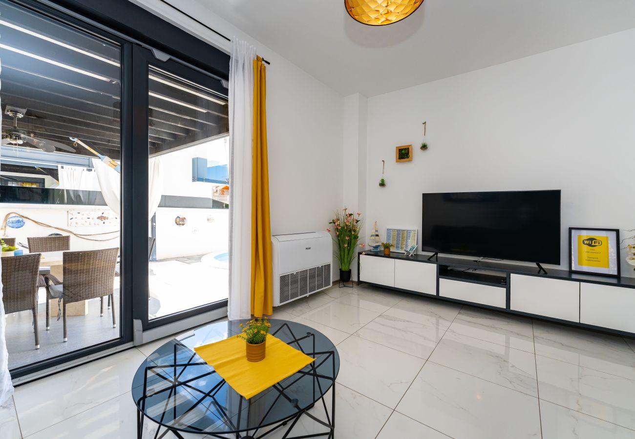 Villa a Vodice - Villa Essenza Rossa in Vodice only 650 meters from the beach