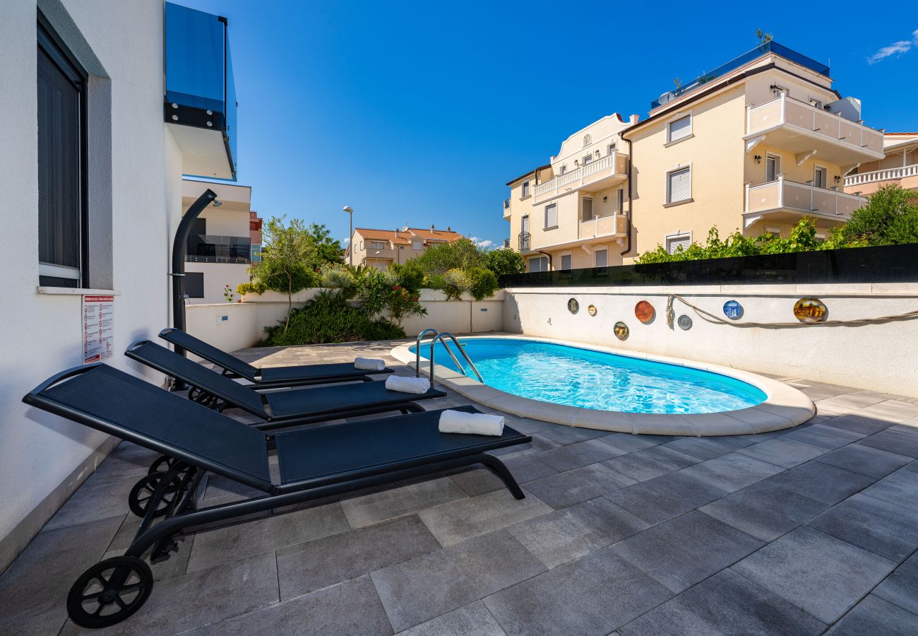 Villa a Vodice - Villa Essenza Rossa in Vodice only 650 meters from the beach