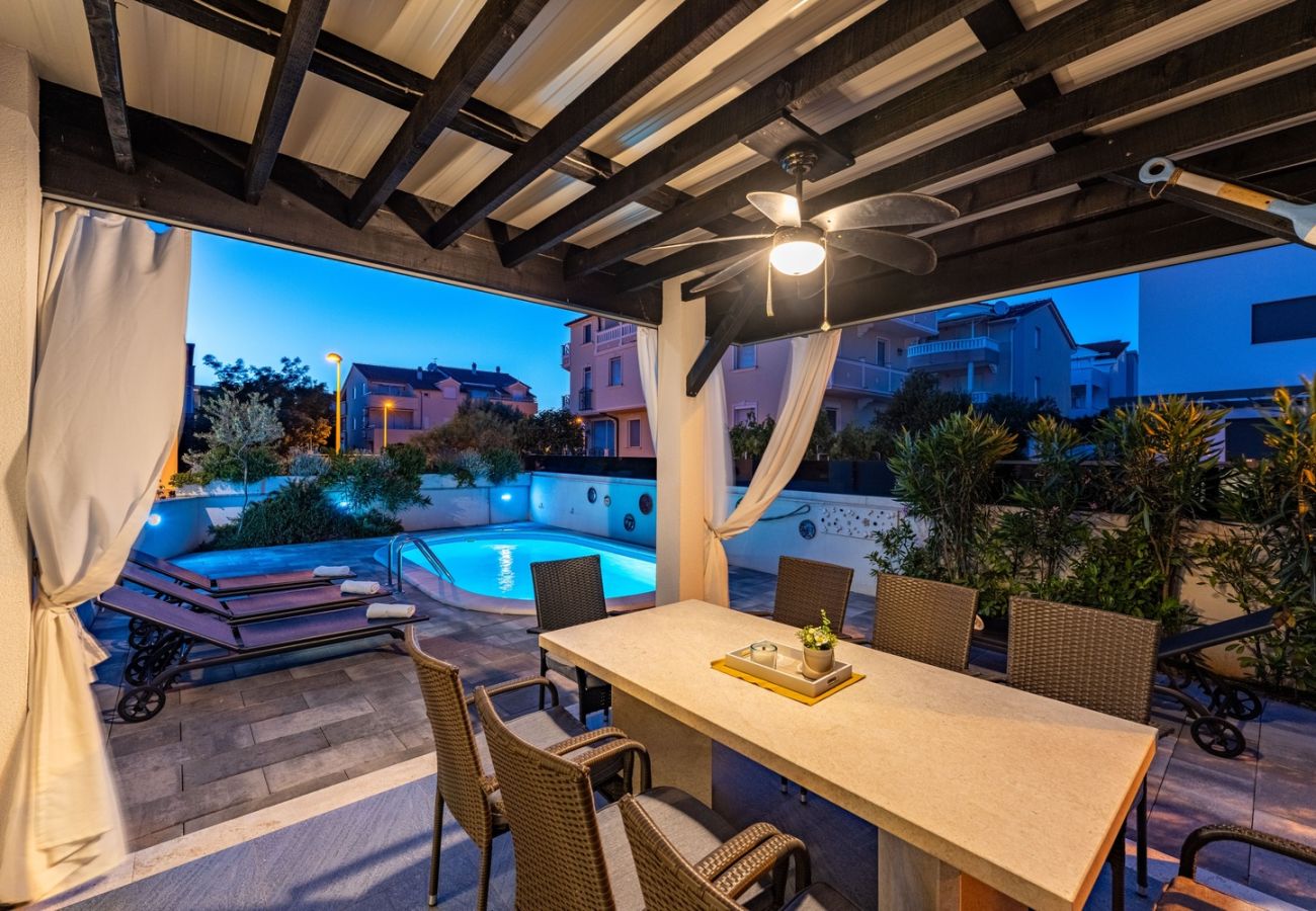 Villa a Vodice - Villa Essenza Rossa in Vodice only 650 meters from the beach