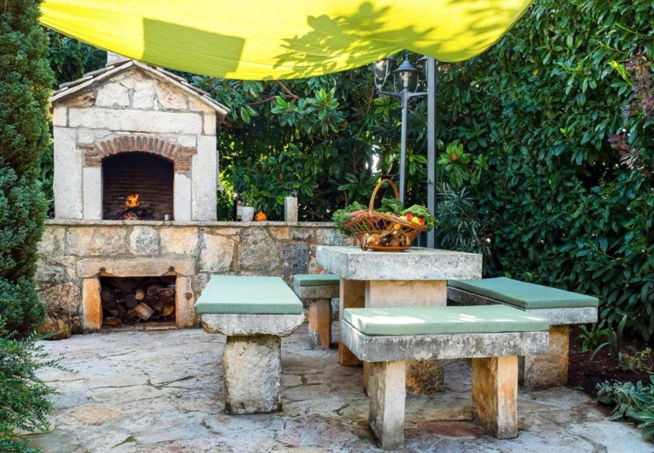 Villa a Marcana - Casa Menta near Pula for 10 persons - private villa for families & friends with wellness