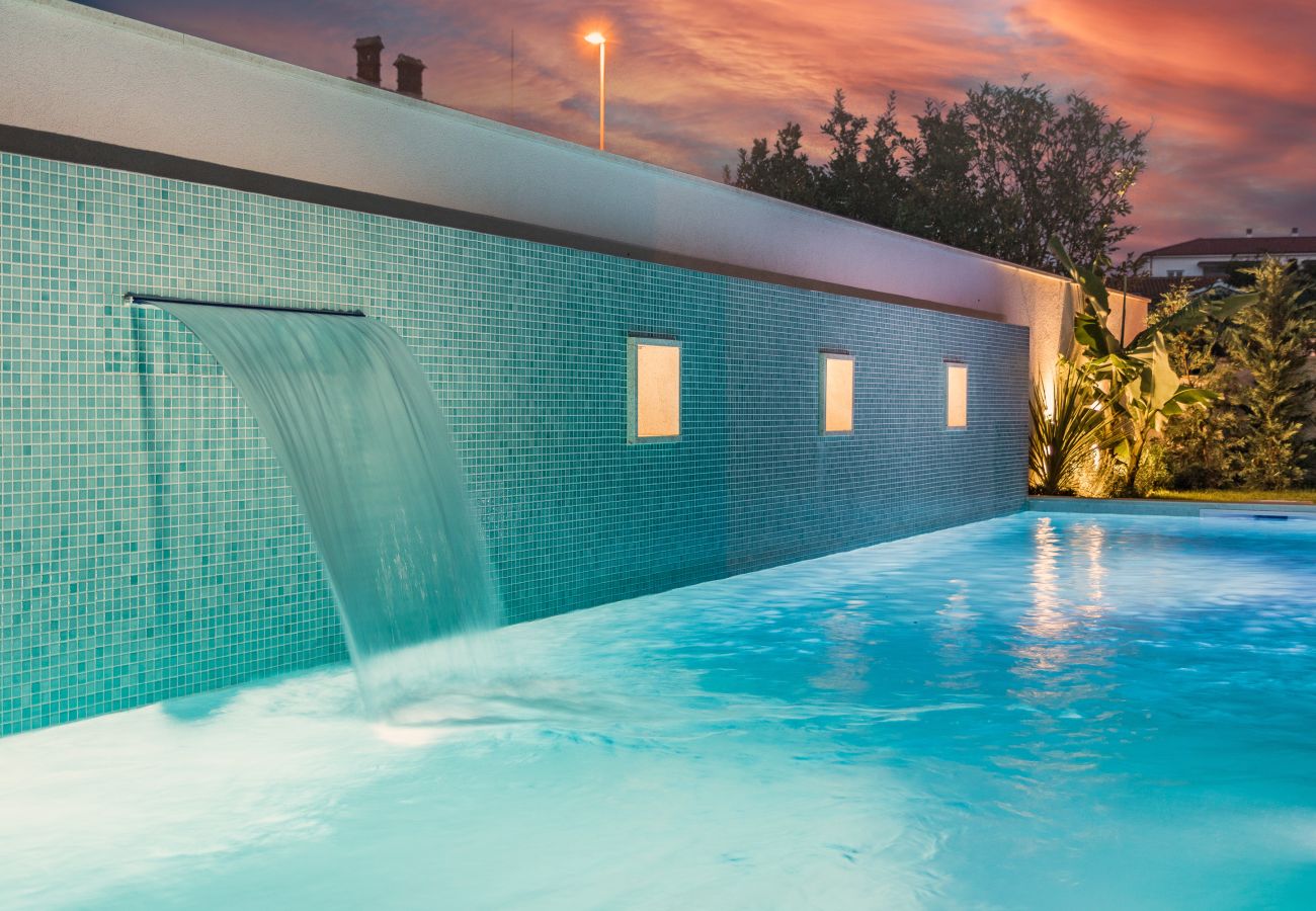 Villa a Fažana - Villa Elena Deluxe in Fažana for 8 people with whirlpool, kids playground & private pool only 400 m from the beach