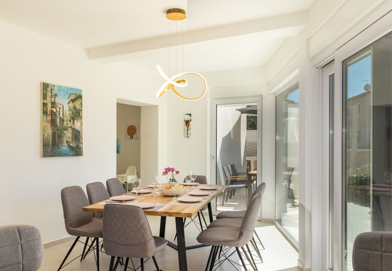 Villa a Fažana - Villa Elena Deluxe in Fažana for 8 people with whirlpool, kids playground & private pool only 400 m from the beach